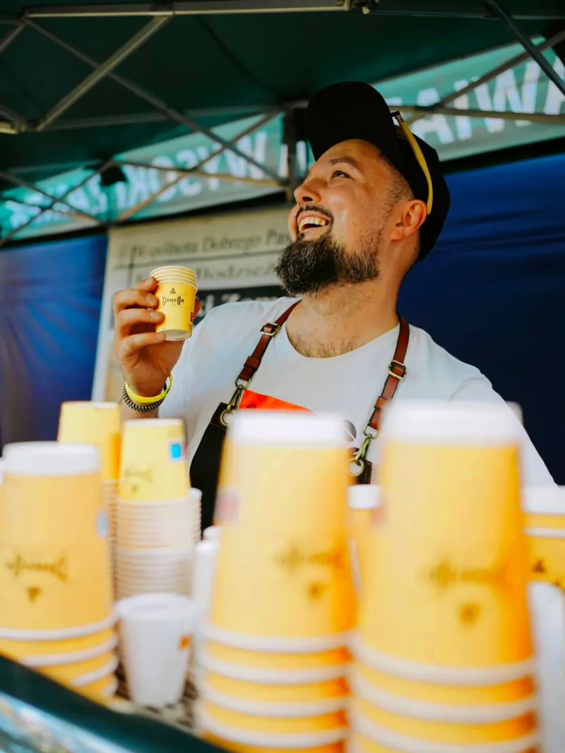 Barista z kawą Dimello za kawiarnianym barem